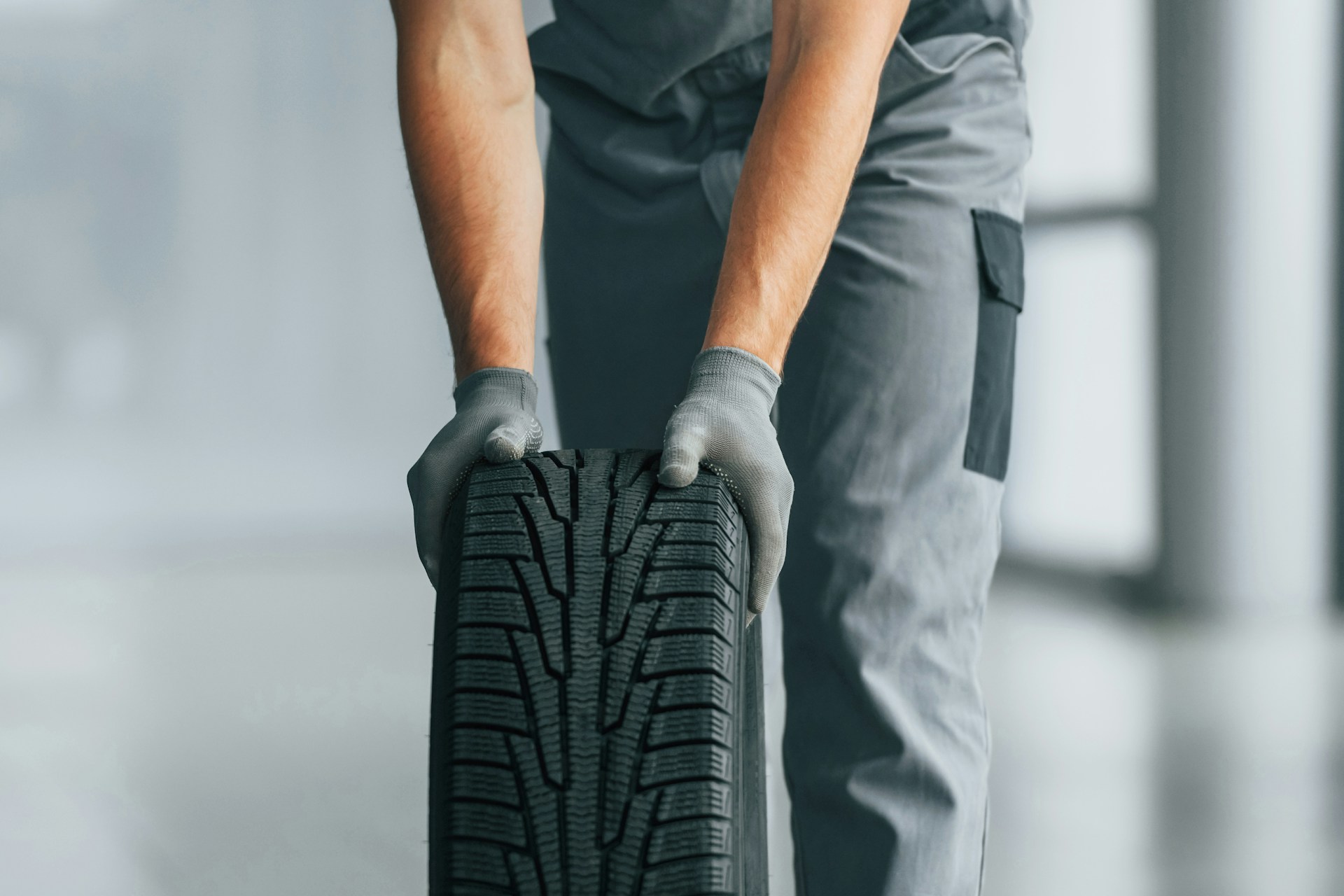 Read more about the article How to Choose Tyres in Ryton: Mileage, Noise, Wet Grip, and Warranty